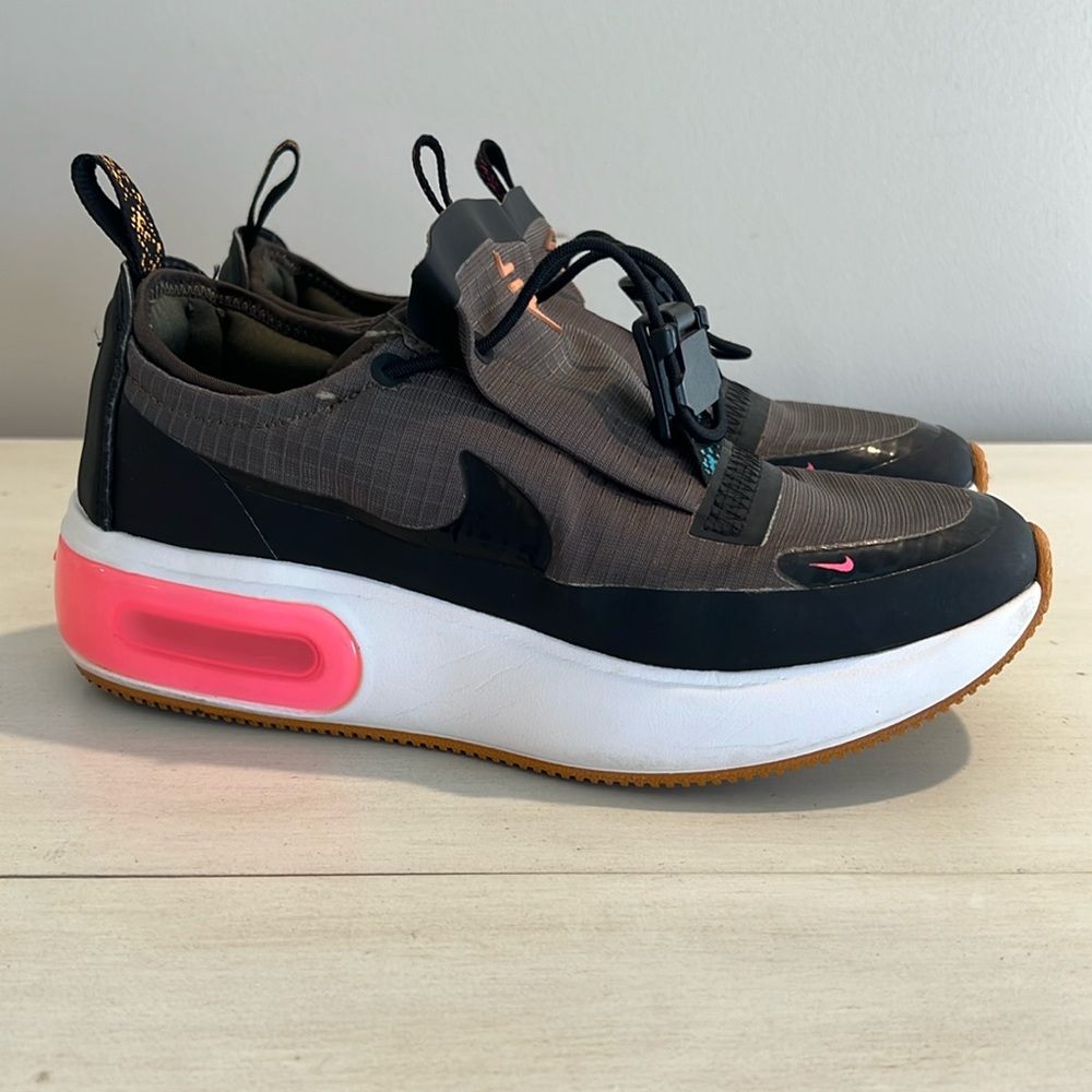 Women’s Nike air max.